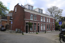 904178 Gezicht op de huizen Bollenhofsestraat 122 (links) -126 te Utrecht, vanaf de kruising met de Bekkerstraat.